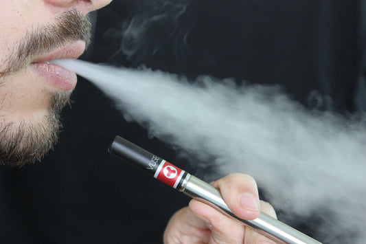 「你抽的到底是什麼？電子煙風味背後的技術革命與安全隱憂」